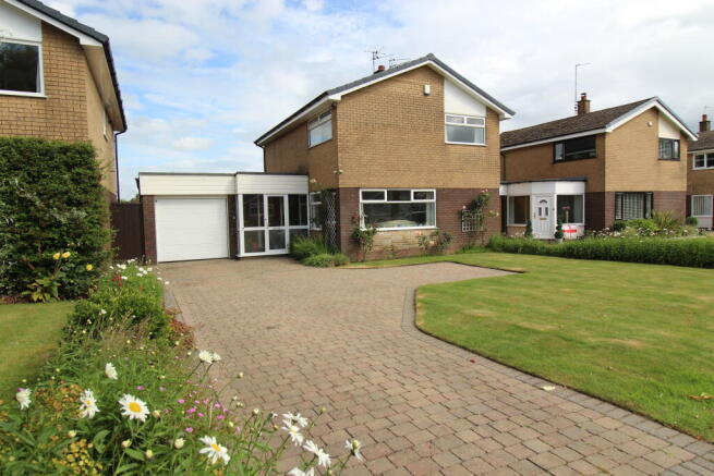 4 bed property, in Vicarsfields Road, £375,000