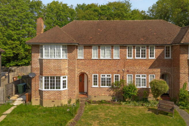 2 bed property, in Springfield Close, £399,950