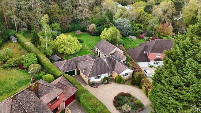 4 bed property, in Ardwell Close, £975,000