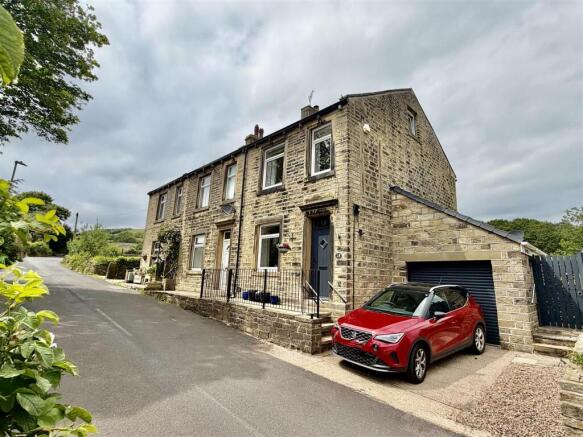 2 bed property, in Helme, £300,000