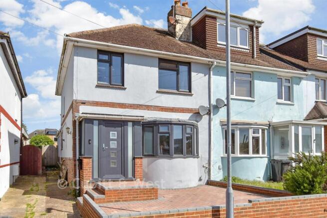 3 bed property, in Sefton Road, £380,000