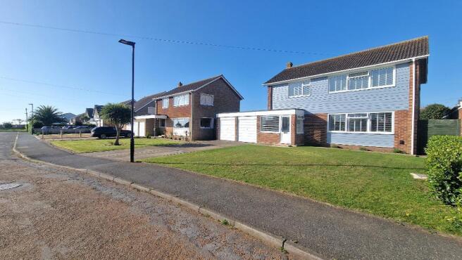 4 bed property, in Paddock Drive, £600,000