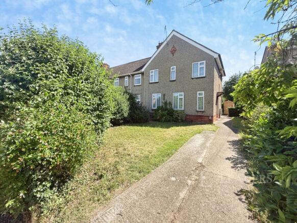 3 bed property, in The Close, £280,000