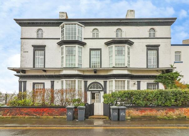 4 bed property, in Promenade, £299,950