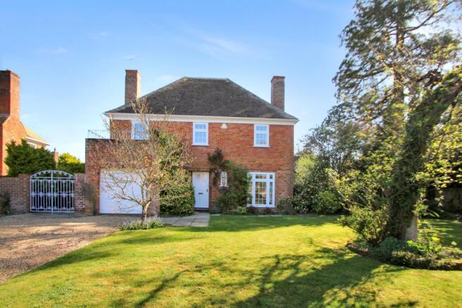 4 bed property, in Westwell Court, £725,000
