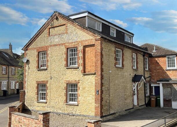 5 bed property, in High Street, £350,000