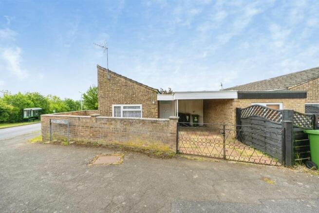 2 bed property, in Upper Coombe, £275,000