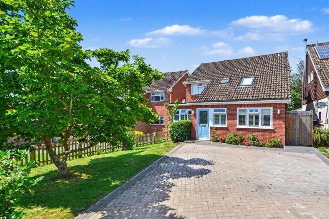 5 bed property, in Colden Common, £540,000