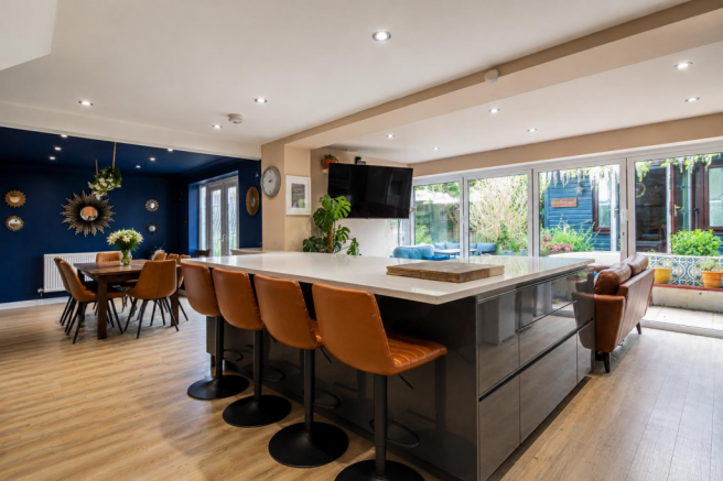 4 bed property, in Maes Y Ffynnon, £475,000