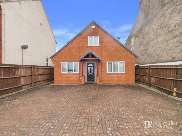 5 bed property, in High Street, £375,000