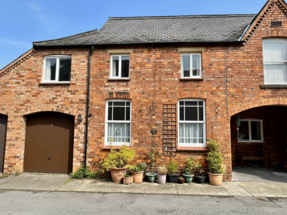 2 bed property, in 7 Royal Oak Court Louth LN11 9JA, £180,000