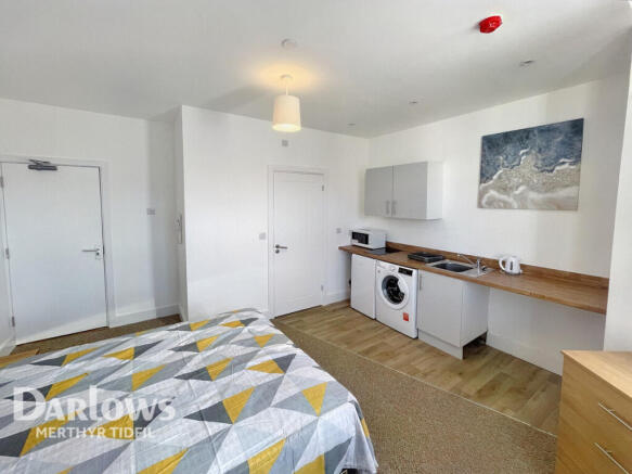 5 bed property, in High Street, £280,000