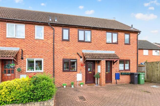 2 bed property, in St. Michaels Close, £215,000