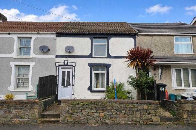 2 bed property, in Burrows Road, £120,000