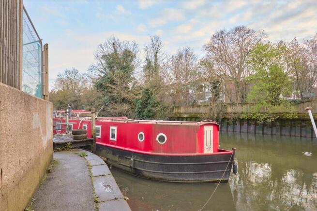 2 bed property, in Ham Wharf, £180,000