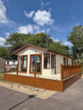 2 bed property, in Omar Westfield Pre Loved Lodge Chichester Lakeside Holiday Park, £84,995