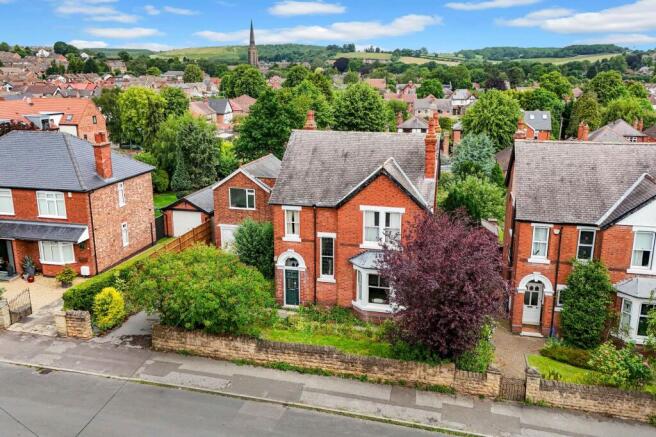 6 bed property, in Blackhill Drive, £550,000
