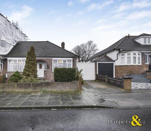 2 bed property, in Horsham Road, £460,000