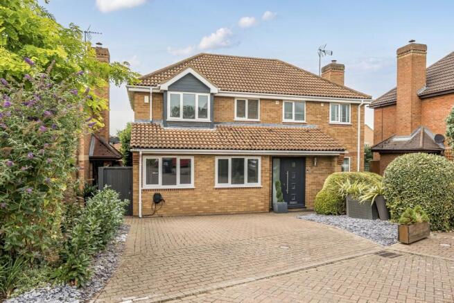 5 bed property, in Maple Close, £635,000
