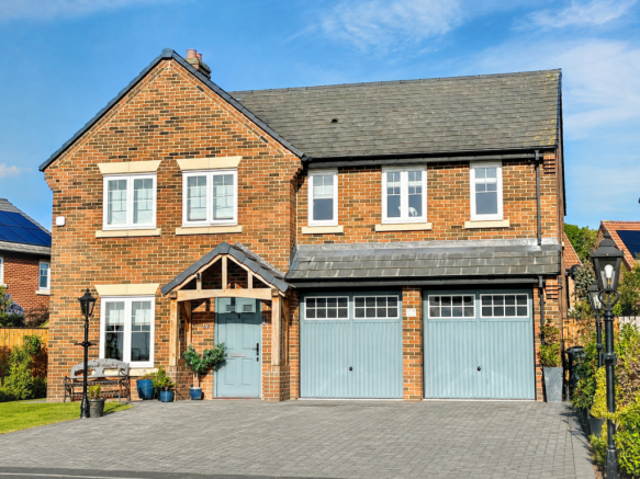 5 bed property, in Evergreen Avenue, £435,000
