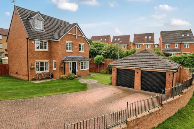 5 bed property, in Castlefields Drive, £425,000