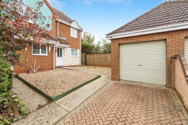 2 bed property, in Meadowvale Close, £200,000