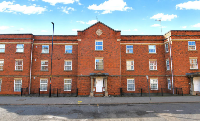 2 bed property, in Derngate, £149,950