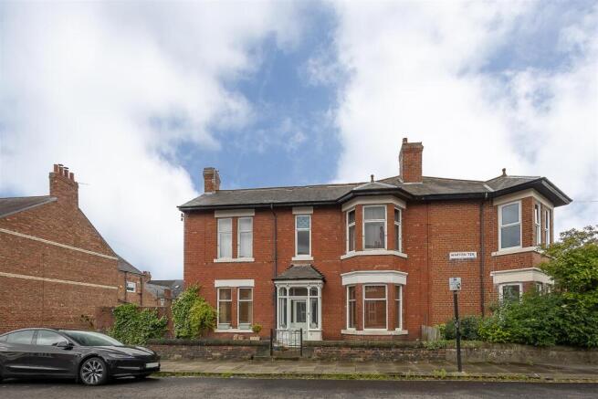 2 bed property, in Warton Terrace, £250,000
