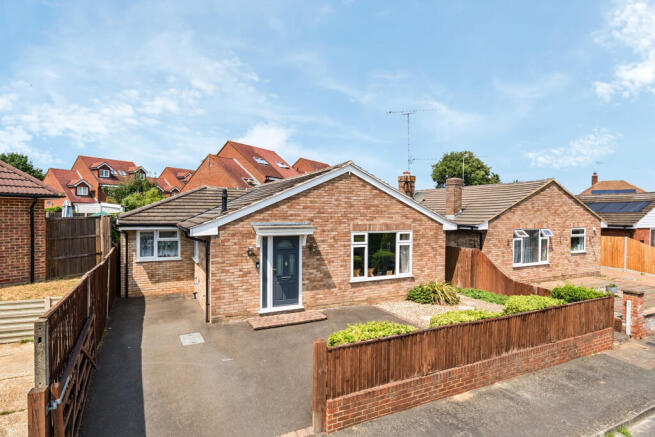 3 bed property, in Mayhurst Crescent, £550,000