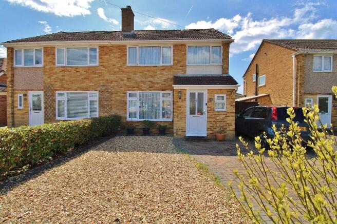 3 bed property, in Carisbrooke Avenue, £385,000