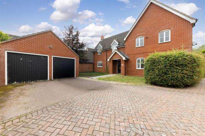 4 bed property, in Wood Avens Way, £525,000