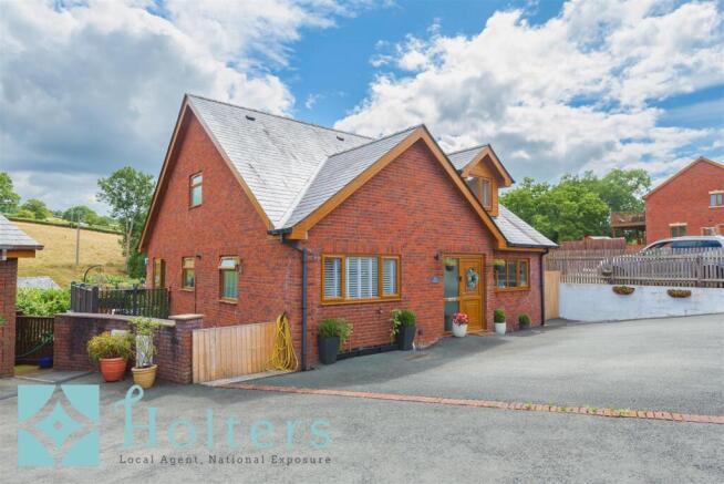 5 bed property, in Troed Y Bryn, £435,000
