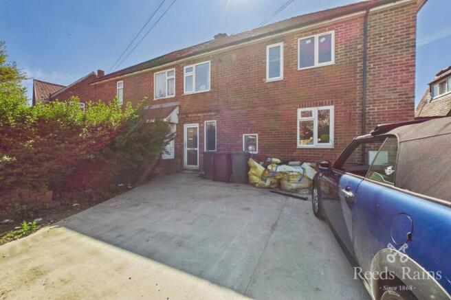 3 bed property, in Rookhill Road, £125,000