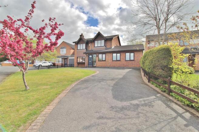 4 bed property, in Ascot Drive, £399,950