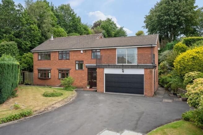5 bed property, in Stoneacre, £575,000