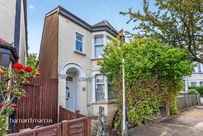 3 bed property, in Elliott Road, £425,000
