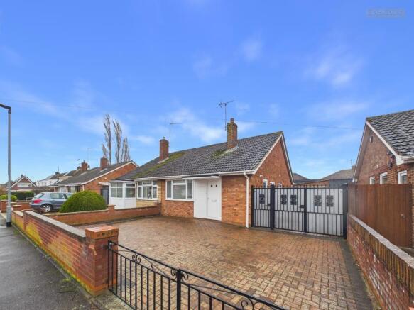 2 bed property, in Woodhurst Road, £195,000