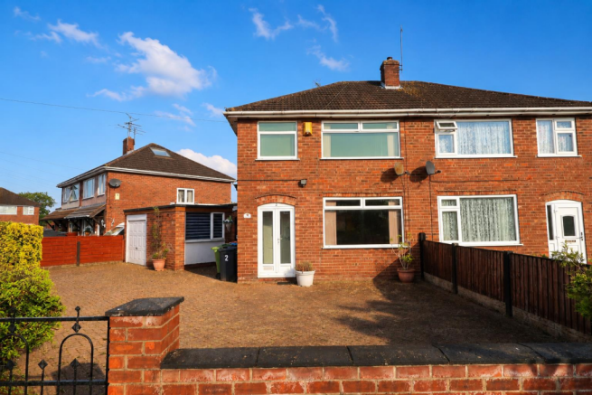 3 bed property, in Embassy Close, £175,000