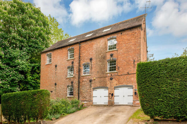 6 bed property, in Kirklington Mill, £700,000