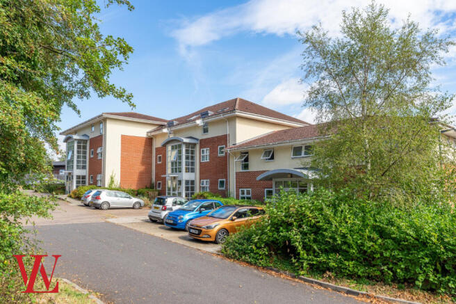 2 bed property, in Knights Row, £250,000