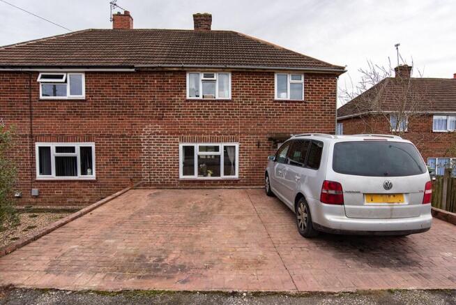 3 bed property, in Springfield Crescent, £140,000