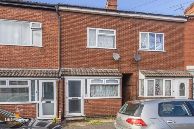 2 bed property, in Essex Street, £160,000