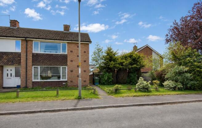 2 bed property, in Oak Grove, £170,000