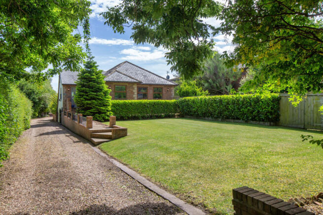 7 bed property, in Common Edge Road, £899,950