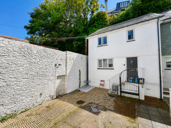 2 bed property, in Cavern Road, £160,000