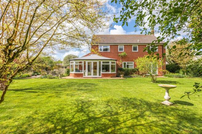 4 bed property, in Spacious Four-Bedroom Detached Home in East Carleton, £650,000