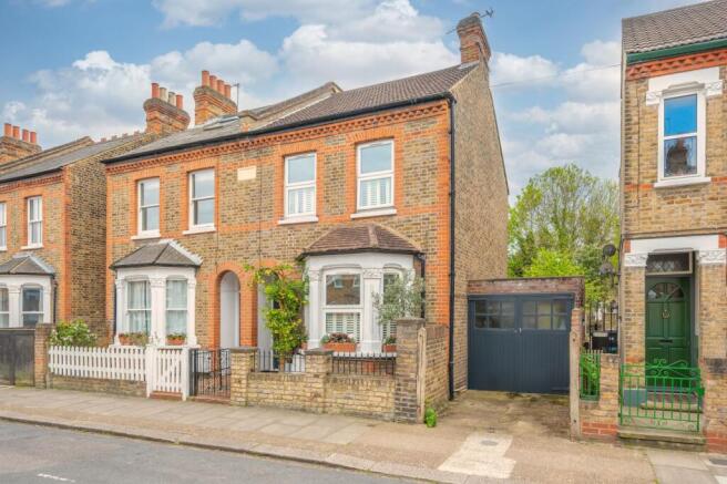3 bed property, in Mill Plat Avenue, £835,000