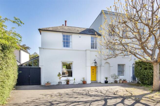 6 bed property, in High Street, £925,000