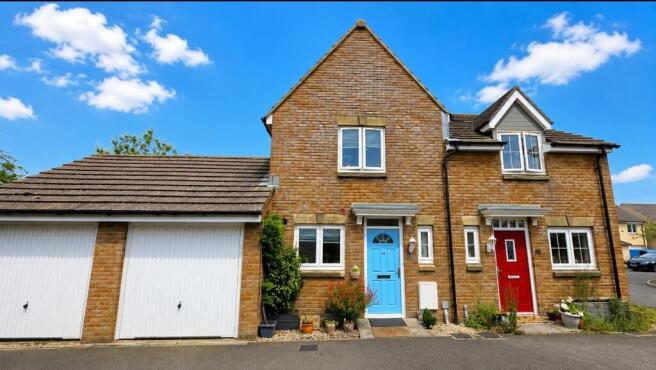 2 bed property, in Llantillio Drive, £270,000
