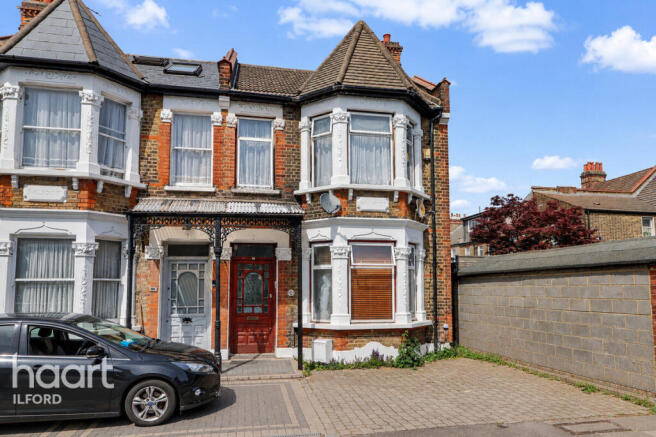 4 bed property, in Vicarage Lane, £575,000
